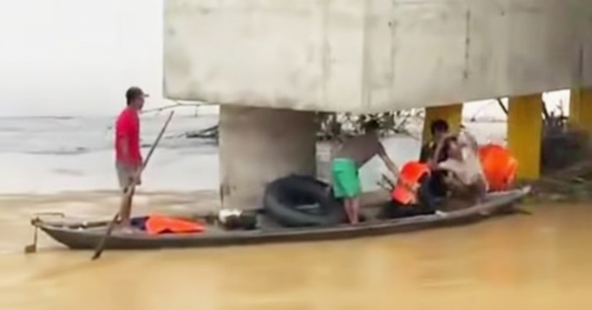 Cứu một người chới với giữa dòng nước xiết sông Thu Bồn