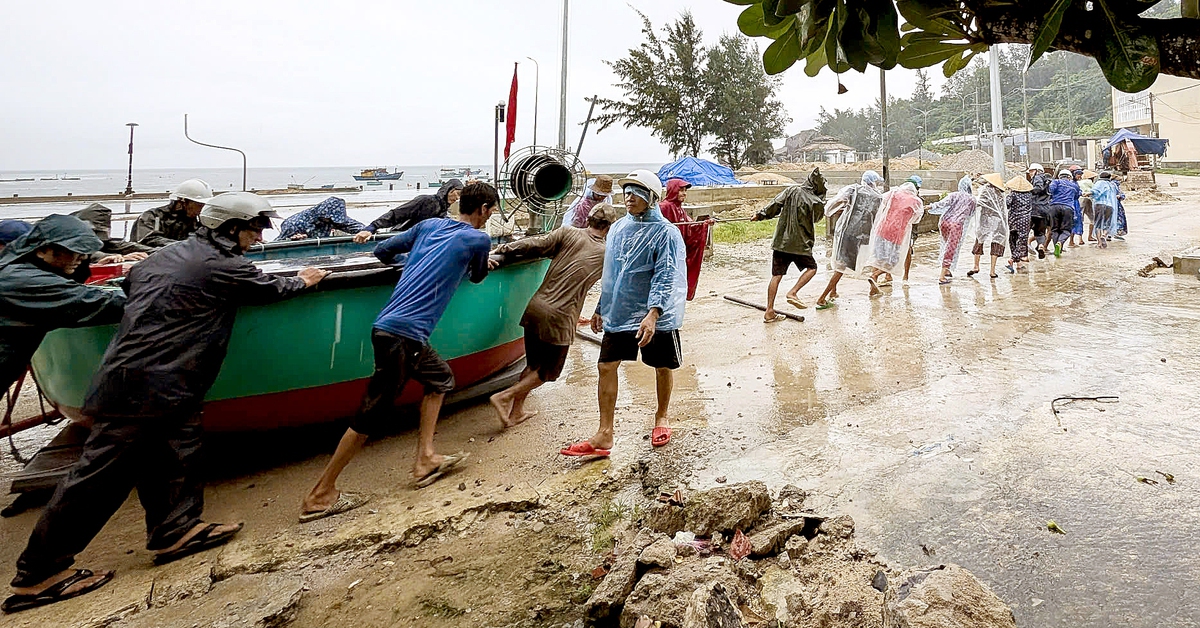 Quân dân xã đảo Nhơn Châu di dời tàu thuyền, giằng néo nhà cửa tránh bão Kalmaegi