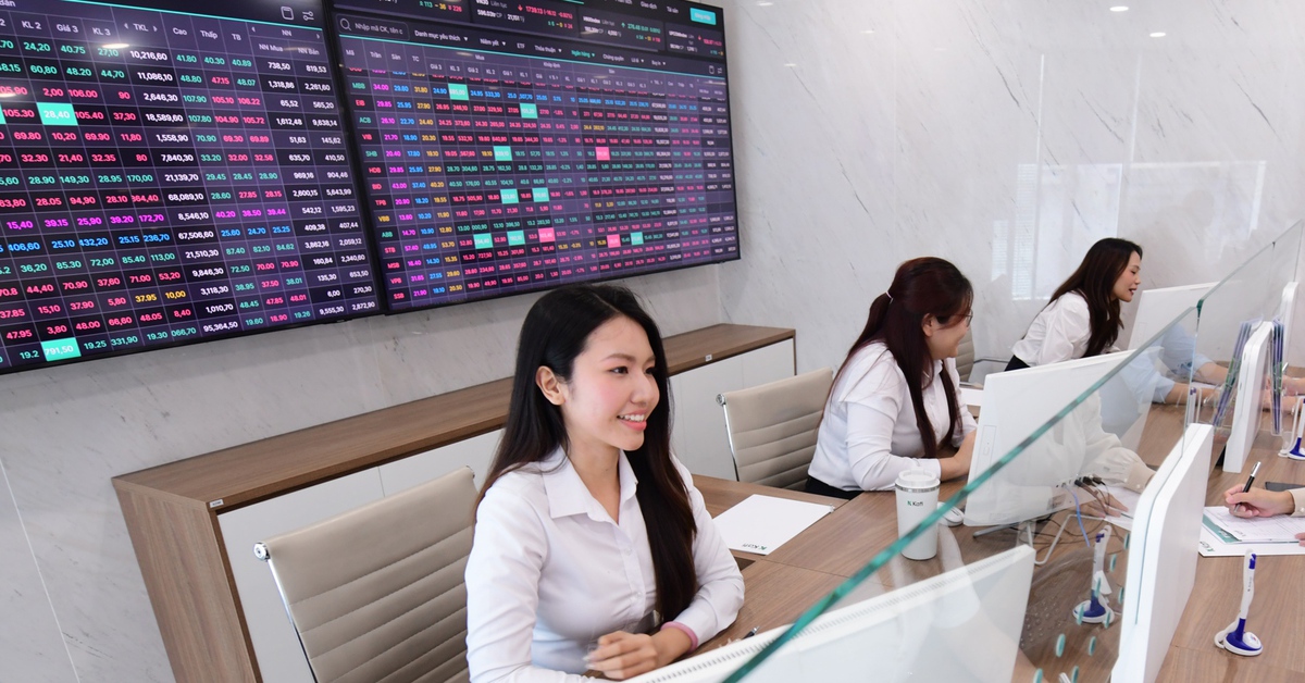 VN-Index hướng tới kỷ lục 2.000 điểm, thời cơ làm giàu thực sự từ chứng khoán?