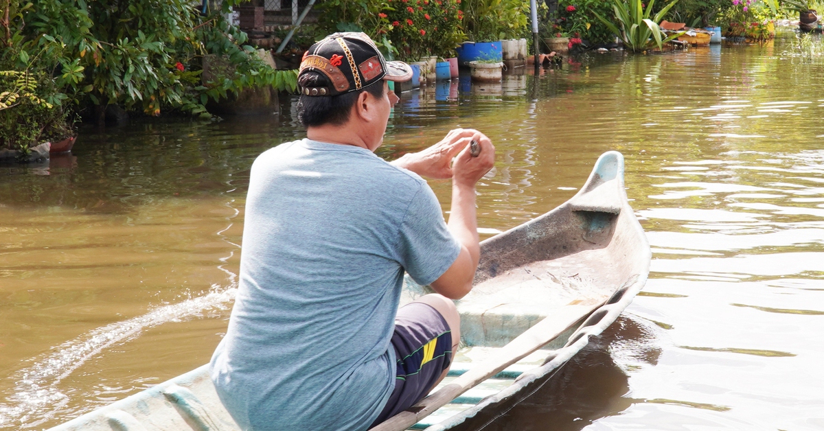 Không phải vùng lũ, dân ven biển Cà Mau vẫn bơi xuồng trên lộ