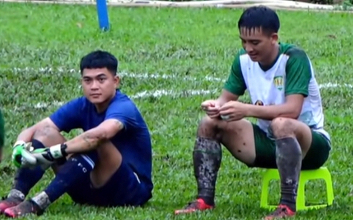 Trọng tài 'bẻ còi', cầu thủ đình công 10 phút ở giải hạng ba