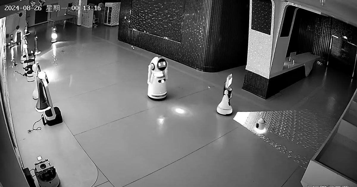 Mạng xã hội Trung Quốc xôn xao đoạn clip robot dẫn đầu cuộc giải thoát cho 12 robot khác