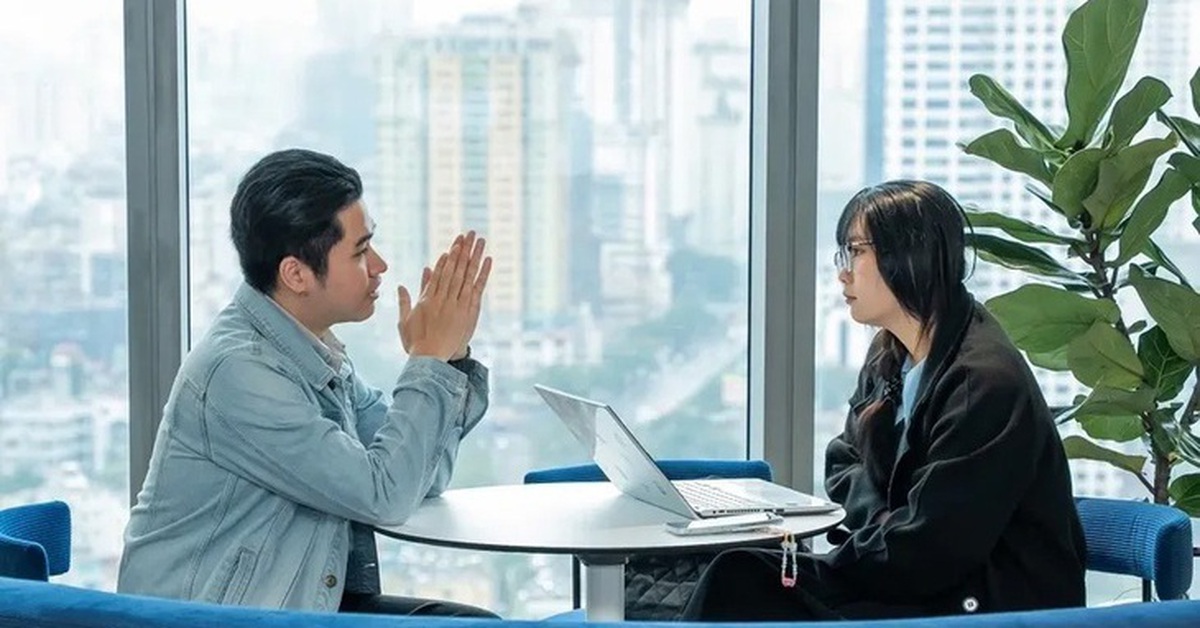 Làm sếp bị kẹp giữa áp lực cấp trên và kỳ vọng từ nhân viên, giới trẻ định nghĩa lại 'thành công'?