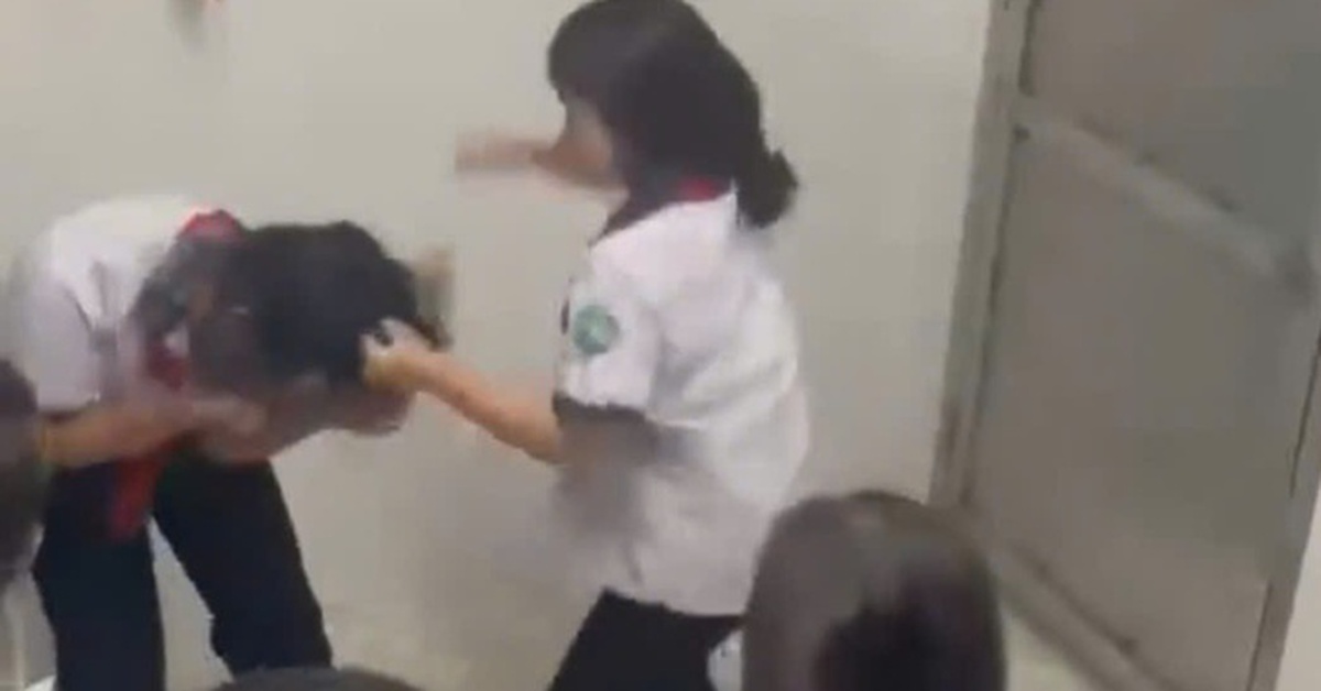 Nữ sinh lớp 8 ở TP.HCM đánh hội đồng bạn học trong nhà vệ sinh: phụ huynh xin bồi thường!