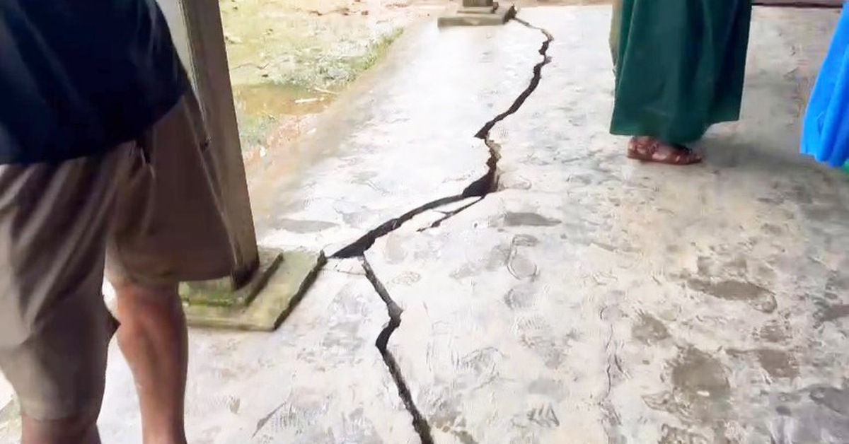 Chống bão Kalmaegi: Miền núi xuất hiện vết nứt dài, sơ tán dân khẩn cấp, vùng biển chằng nhà cửa