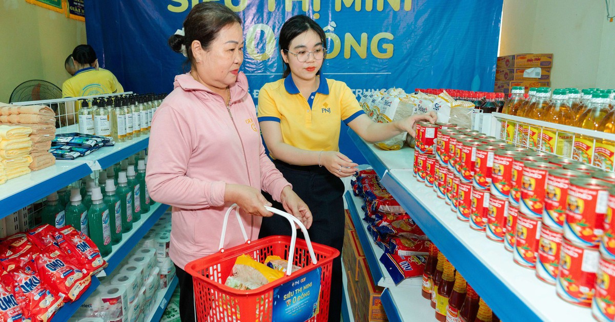 Hỗ trợ người dân vùng lũ miền Trung qua chương trình 'Siêu thị mini 0 đồng'