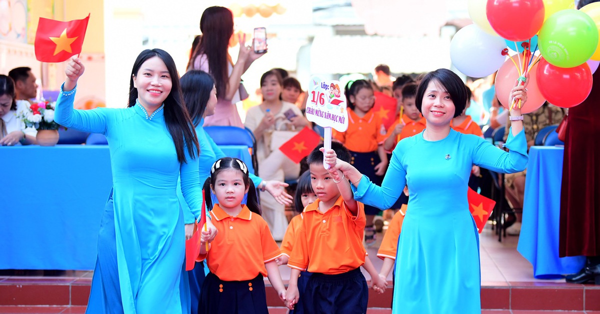 Dạy tiếng Anh bắt buộc từ lớp 1: Đào tạo, bồi dưỡng giáo viên là then chốt