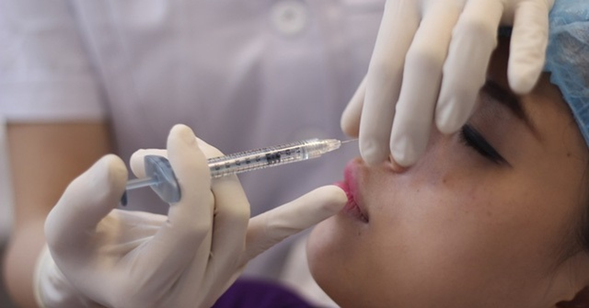 Tiêm botulinum 'thon cằm, xóa nhăn trán’, cô gái trẻ liệt tứ chi