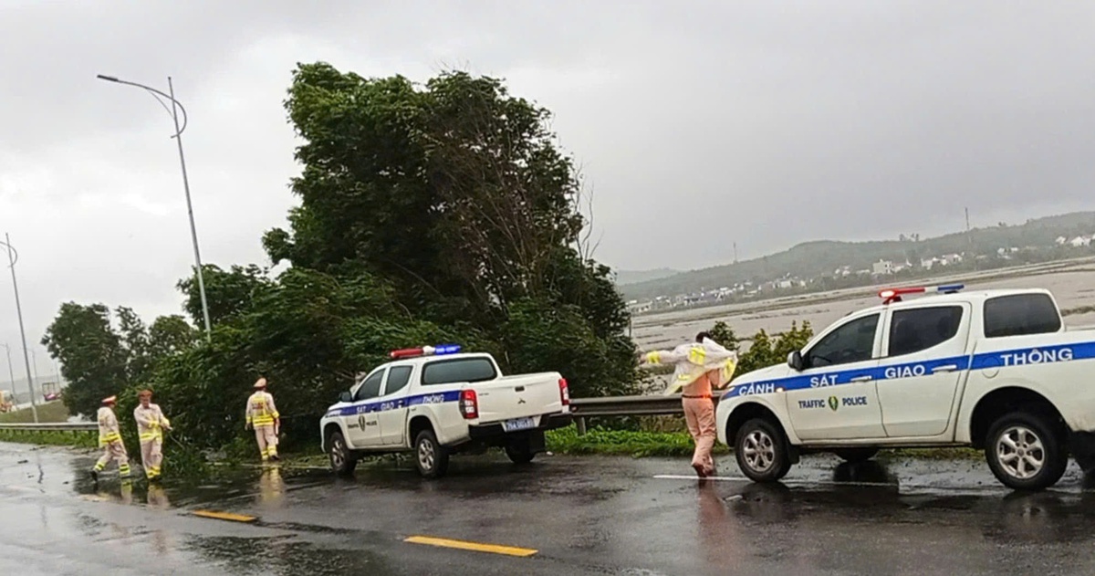 Cửa kính khách sạn bị gió giật bể nát, Lý Sơn sóng như nuốt cầu cảng