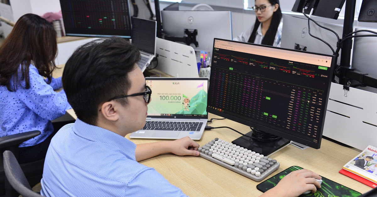 Tiền vào chứng khoán suy giảm: Cá nhân thận trọng, 'cá mập' có đang săn cơ hội đầu tư?