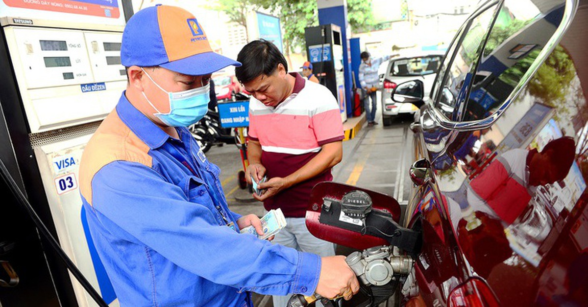 Xăng giảm giá từ 15h chiều nay, giá dầu diễn biến trái chiều