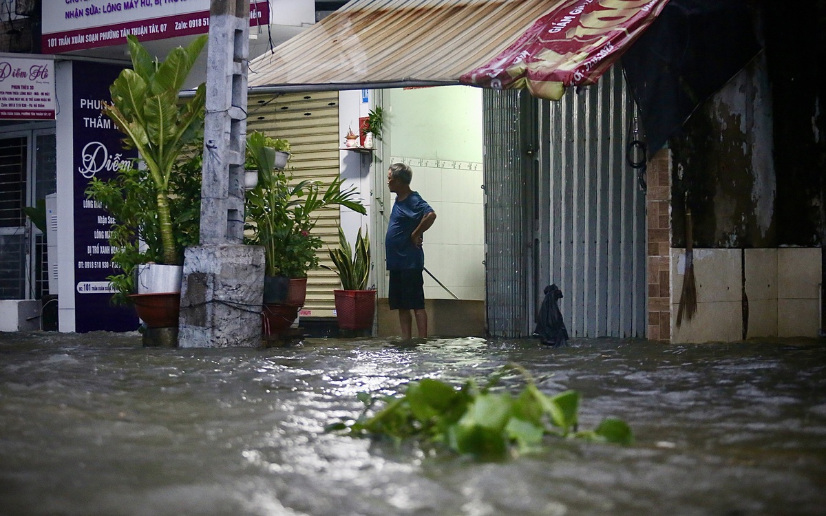Visoka plima v Ho Chi Minh Cityju presegla zgodovinske ravni in povzročila poplave