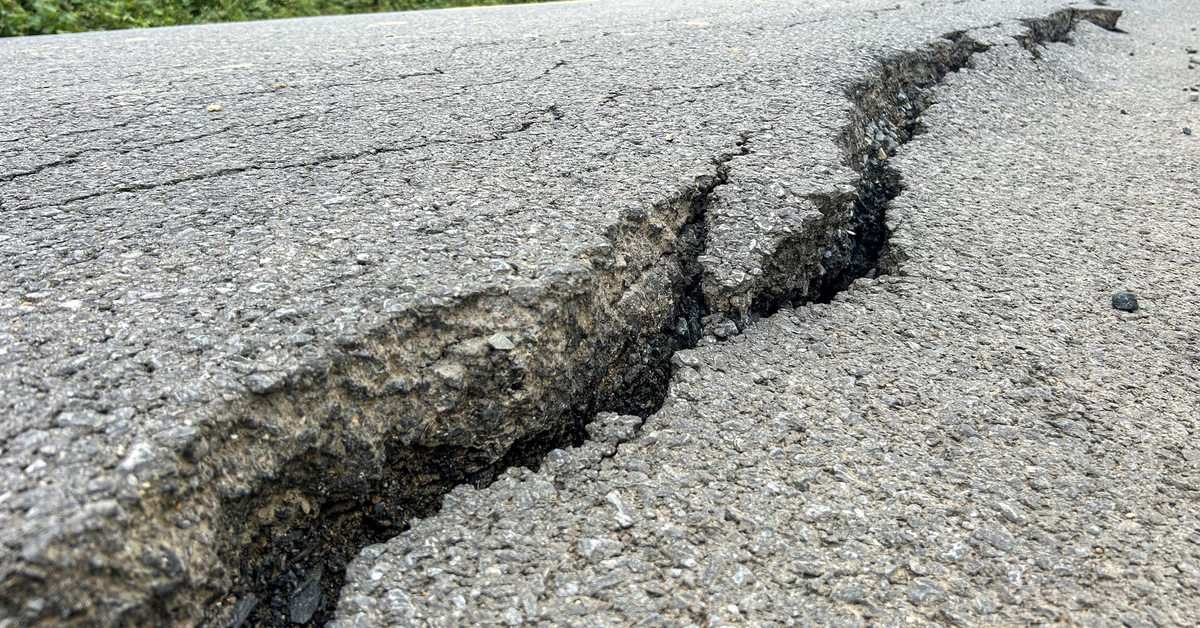 Đường dưới chân cao tốc La Sơn - Túy Loan xuất hiện vết nứt lớn