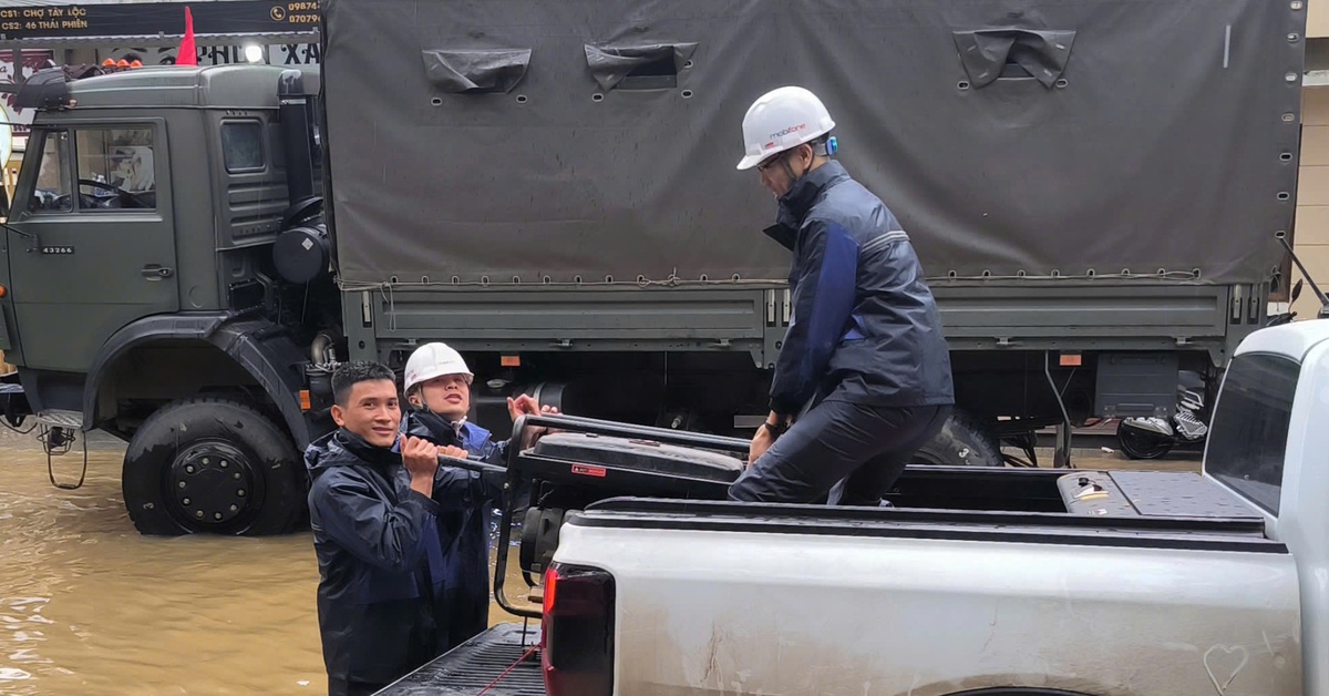 Các nhà mạng triển khai xe phát sóng dã chiến ứng phó với bão số 13