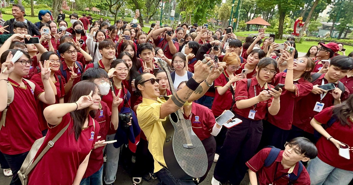 Tiết học ngoài trời sôi động của sinh viên Trường ĐH Nguyễn Tất Thành và ca sĩ Phạm Anh Khoa