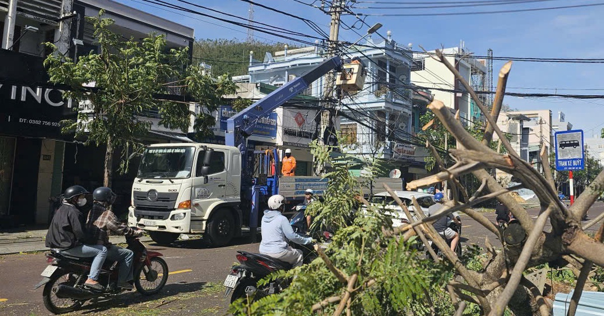 Hơn 1,6 triệu khách hàng miền Trung mất điện do bão Kalmaegi, chạy đua khắc phục