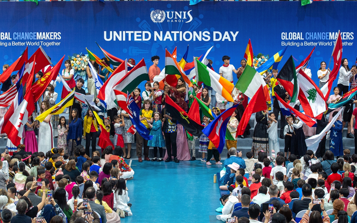 Rực rỡ lễ rước cờ kỷ niệm Ngày Liên hợp quốc tại Hà Nội