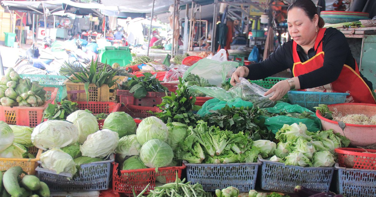 Đà Nẵng: Giá rau xanh leo thang sau mưa lũ