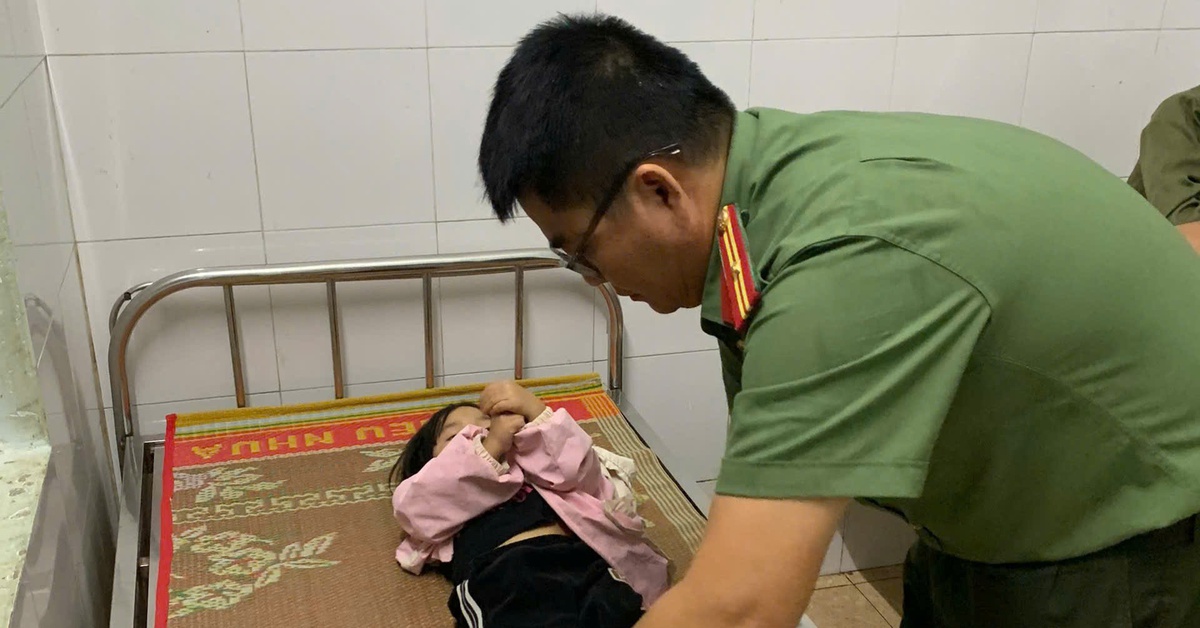 Công an Đắk Lắk băng rừng, vượt bão đưa bé gái 3 tuổi đi cấp cứu