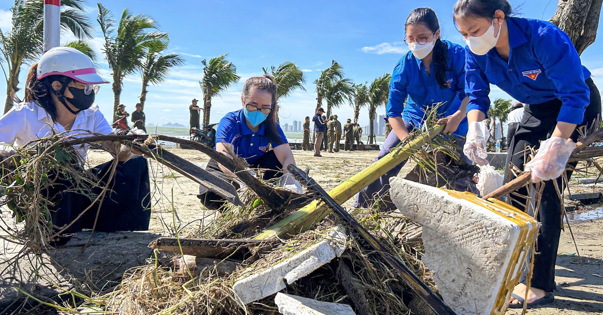 Đà Nẵng: Khẩn trương dọn rác ngổn ngang đường phố sau bão số 13