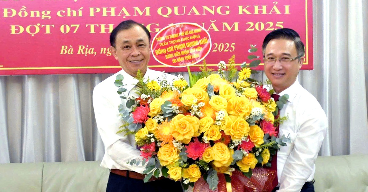 Phó bí thư Đặng Minh Thông trao Huy hiệu 50 năm tuổi Đảng cho ông Phạm Quang Khải