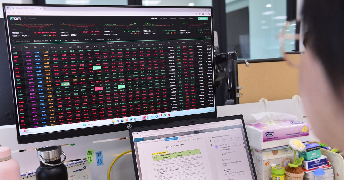 Chứng khoán mất 44 điểm, VN-Index thủng mốc 1.600 cuối phiên