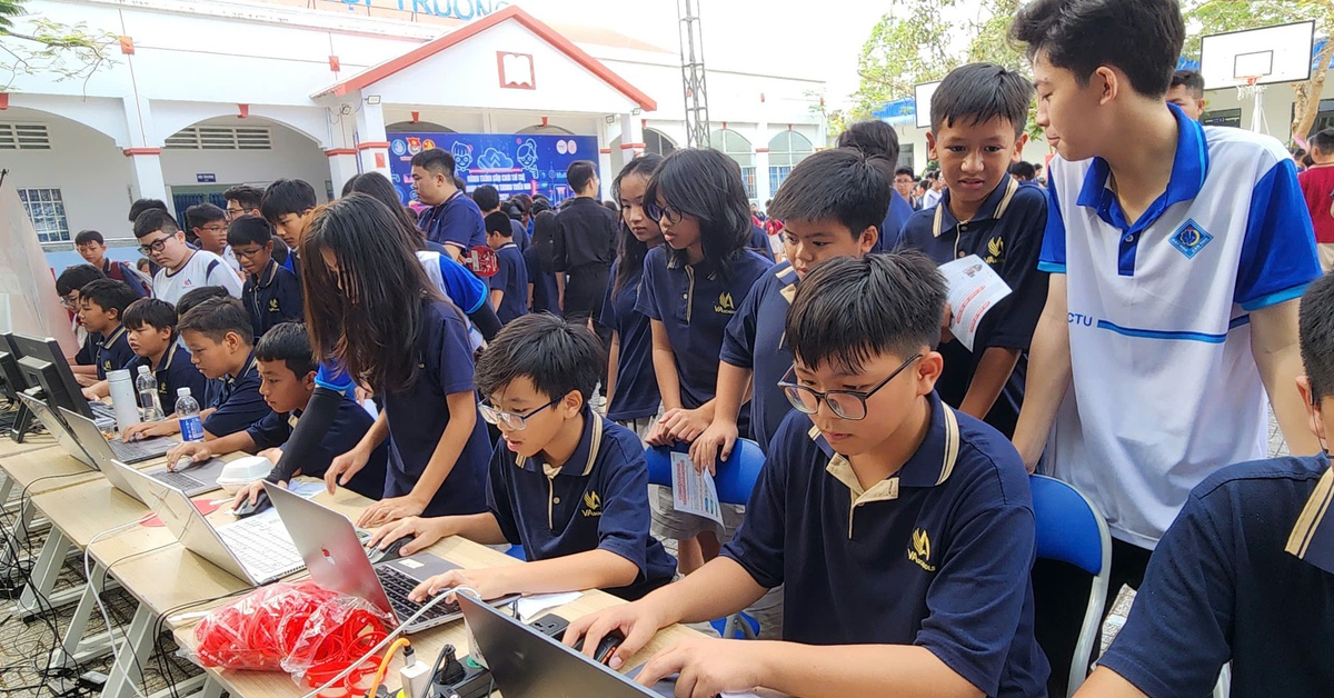 Chuyến xe công nghệ lăn bánh tại Cần Thơ: Học sinh hào hứng hóa thân nhà sáng tạo số