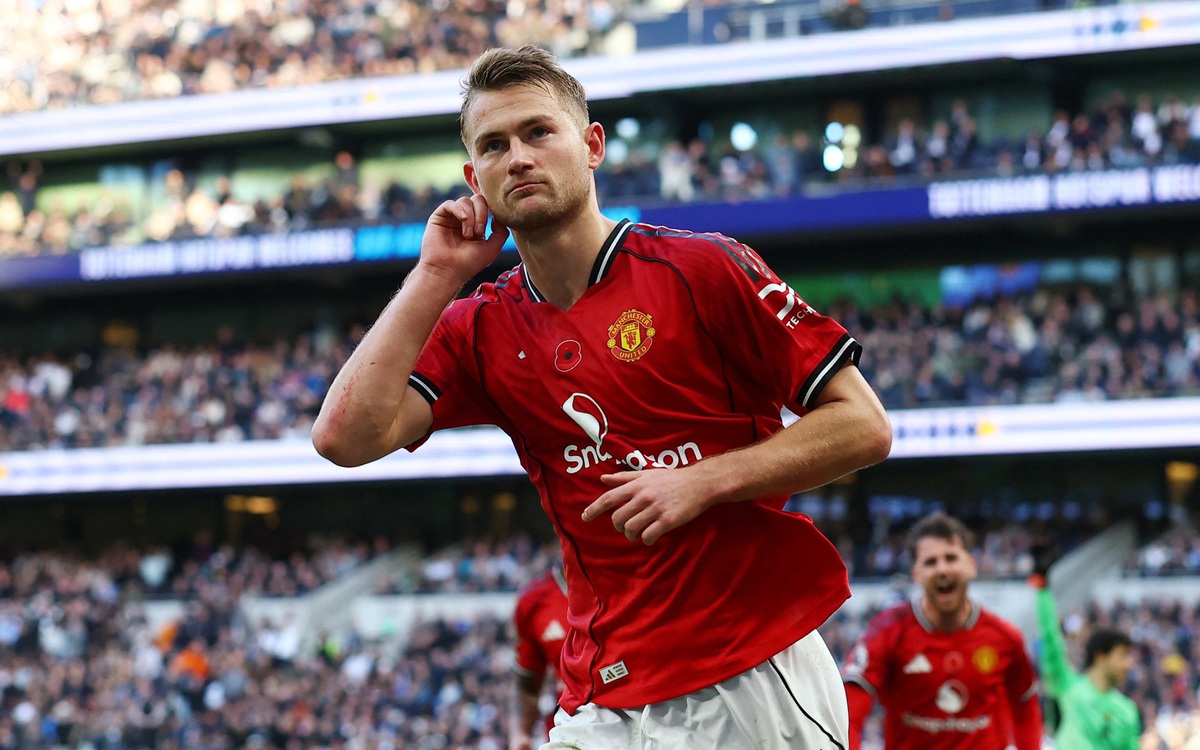 Man United thoát thua phút cuối