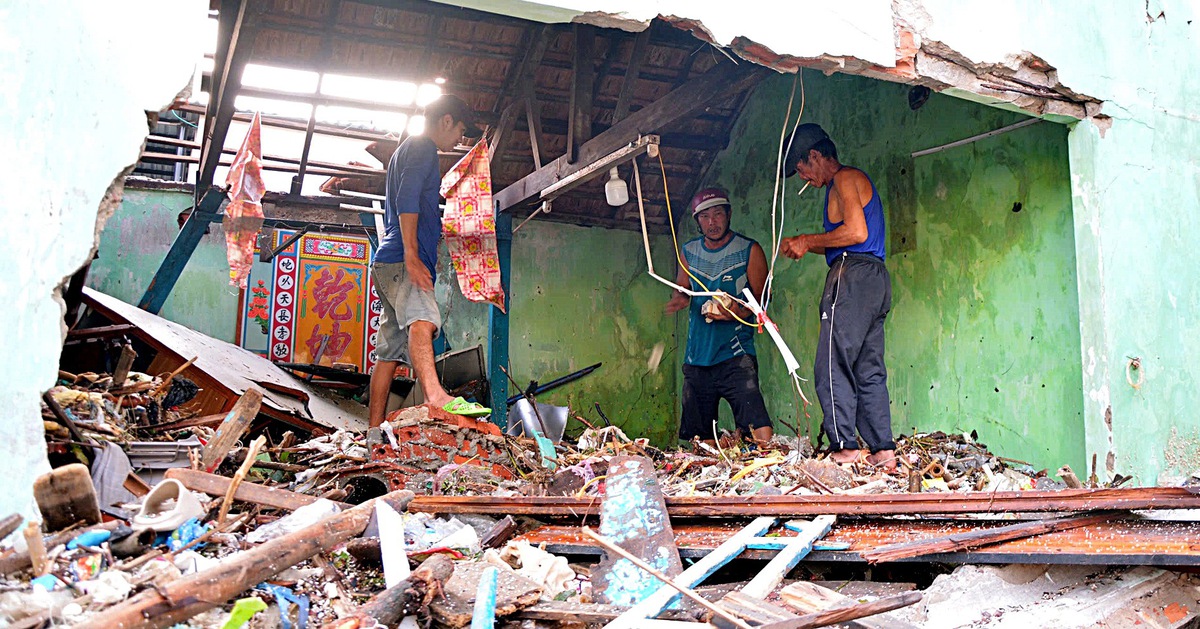 Giúp dân gượng dậy sau bão Kalmaegi