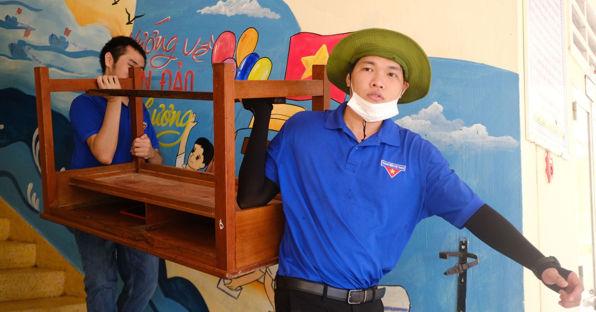 Bộ đội, công an và đoàn viên thanh niên dọn cây xanh, lợp lại nhà sau bão Kalmaegi