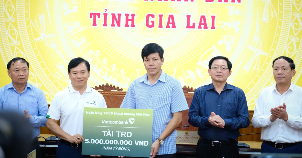 Phó thủ tướng Hồ Quốc Dũng vận động 3 ngân hàng trao 9 tỉ đồng cho bà con Gia Lai