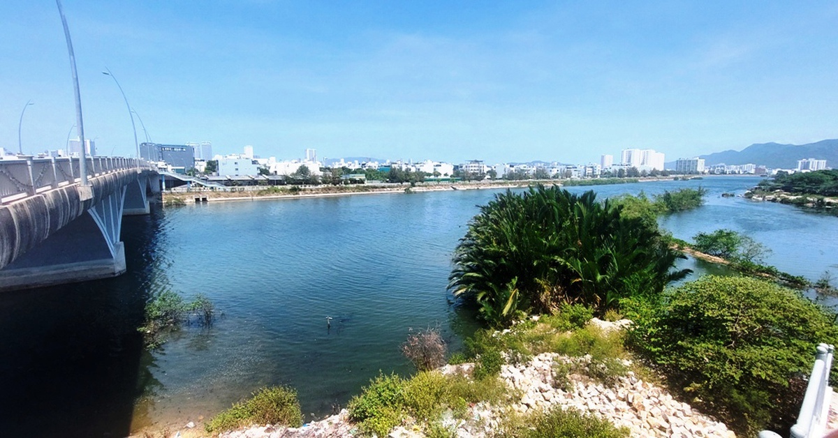 Dân nuôi thủy sản trên 2 sông ở Nha Trang nhận hỗ trợ, cam kết tháo dỡ lồng, bè