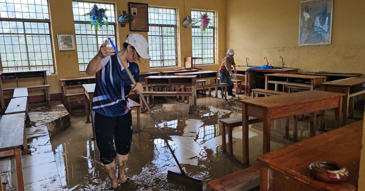 Sau bão Kalmaegi, người dân và giáo viên 'đánh vật' với bùn non, rác rến