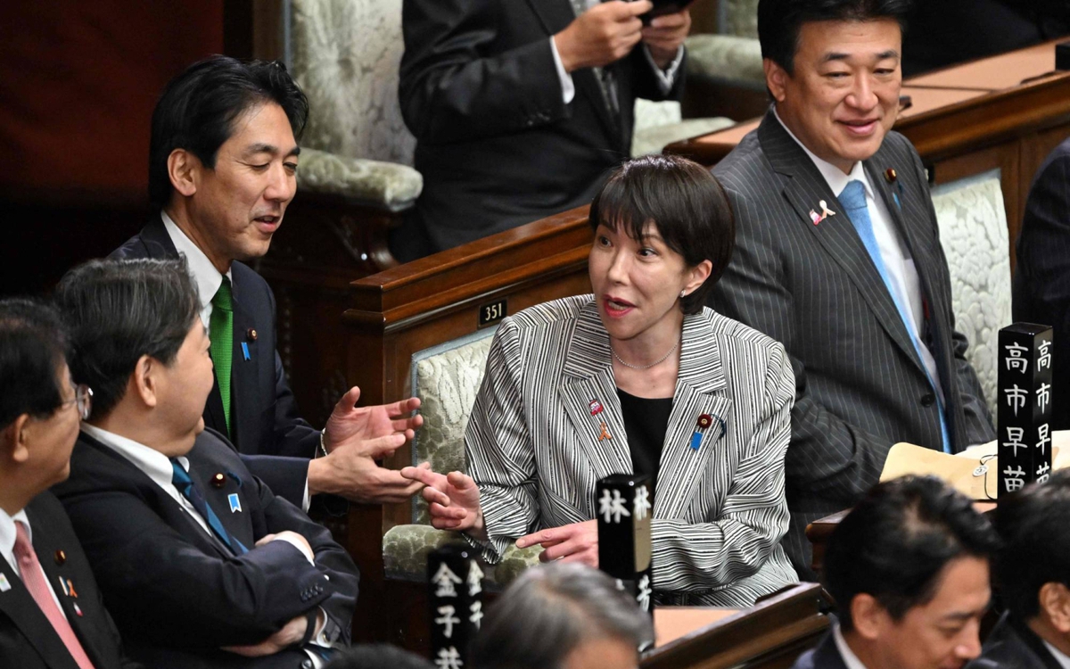 Thủ tướng Nhật Bản muốn giảm lương của bản thân và nội các