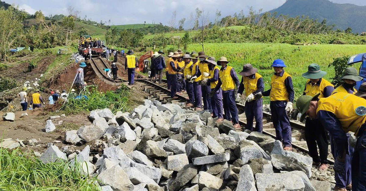 Dự kiến chiều tối 10-11 xử lý xong sự cố 'hổng chân' đường sắt Bắc - Nam do mưa bão Kalmaegi