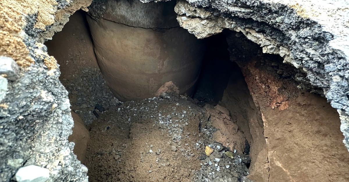 'Hố tử thần' sâu hơn 2m xuất hiện trên đường mới được trải nhựa