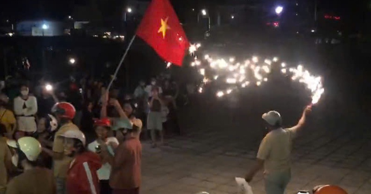 Hàng ngàn dân Lý Sơn đón 3 người thoát chết trên biển kỳ diệu trở về, đốt pháo hoa tưng bừng