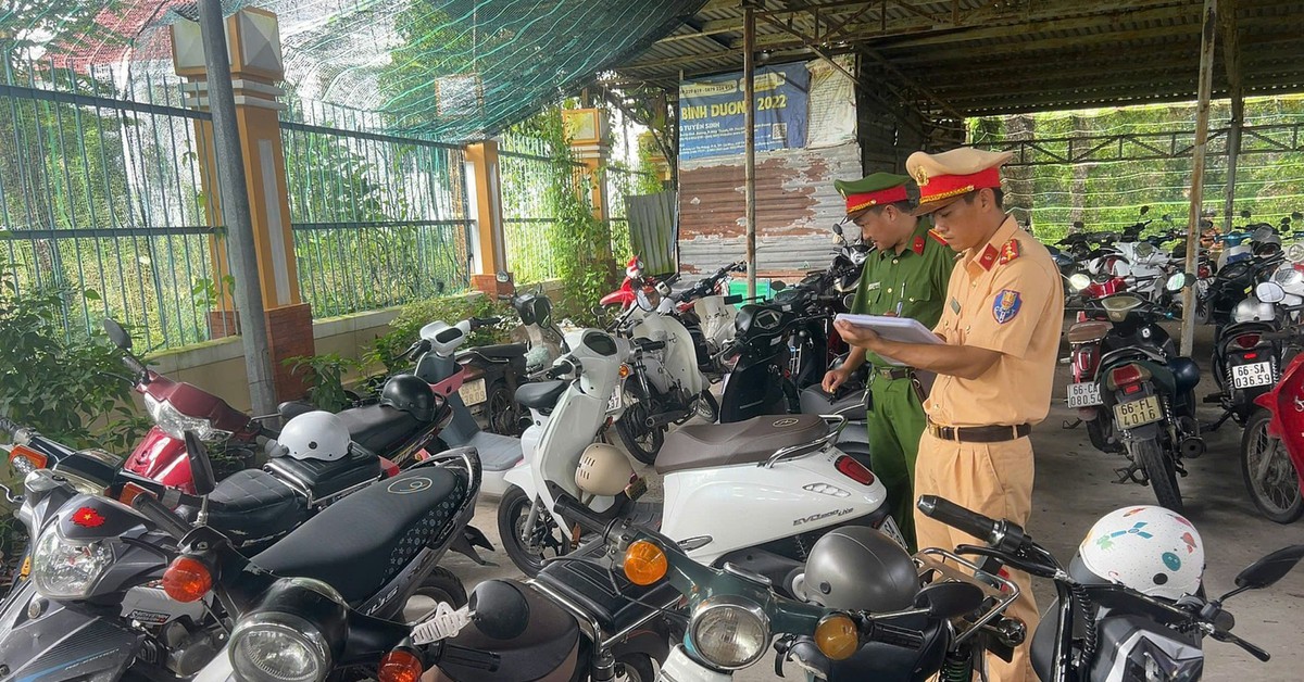 Cảnh sát giao thông Đồng Tháp kiểm tra bãi xe ở trường học, phát hiện 151 học sinh vi phạm