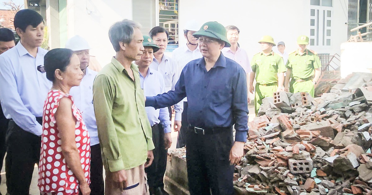 Phó thủ tướng Hồ Quốc Dũng trao kinh phí giúp người dân bị sập nhà trong bão Kalmaegi