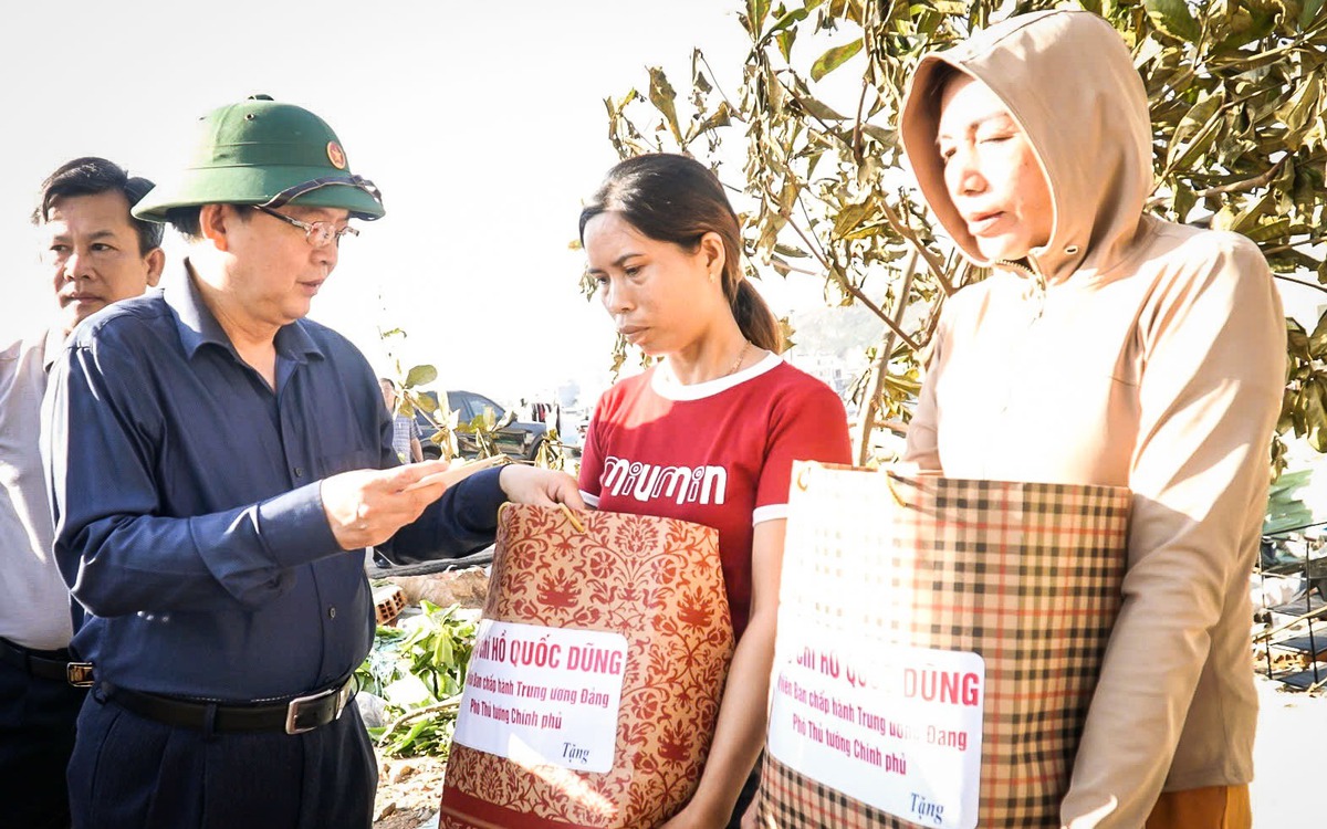 Phó thủ tướng Hồ Quốc Dũng trao kinh phí giúp người dân bị sập nhà trong bão Kalmaegi