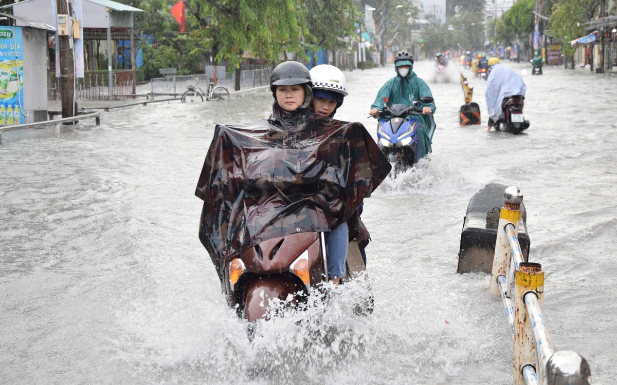 Đường Nguyễn Văn Khối, Lê Văn Thọ ngập nặng, dân đắp bao cát 'không ăn thua'