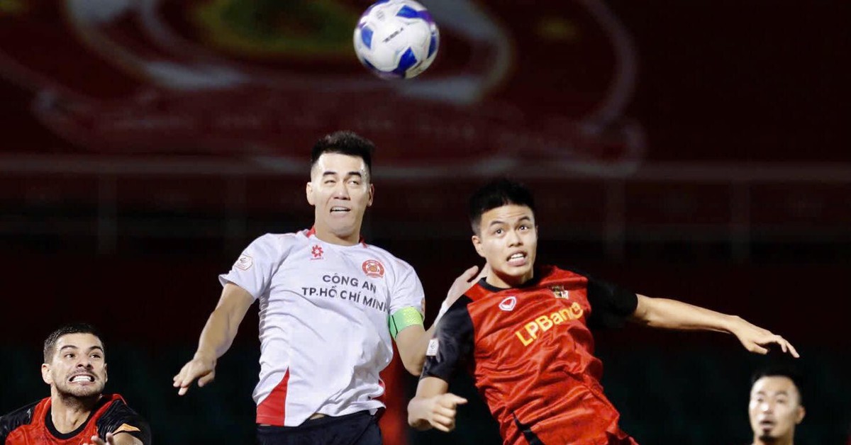 Công An TP.HCM - Ninh Bình (hết hiệp 1) 3-2: Hoàng Đức đánh đầu rút ngắn tỉ số
