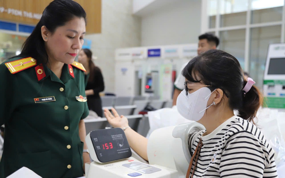 Bệnh viện Quân y 175 tầm soát suy giáp miễn phí cho giáo viên các trường học