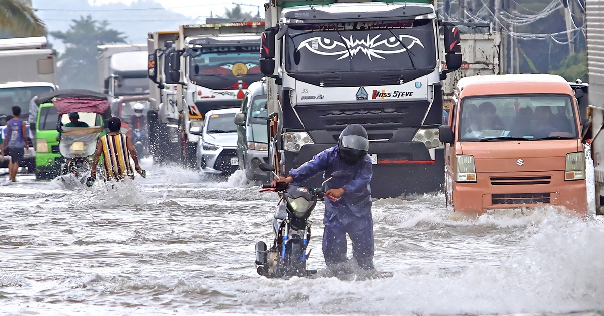 Philippines sơ tán hơn 100.000 người, hủy 300 chuyến bay do bão Phượng Hoàng