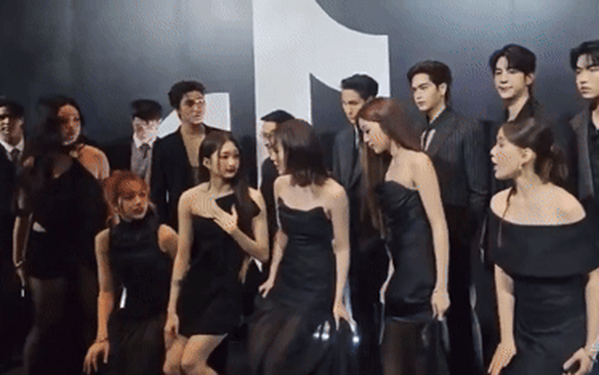 Showbiz Thái Lan dậy sóng vì hình ảnh các nữ nghệ sĩ quỳ chụp hình tại lễ trao giải