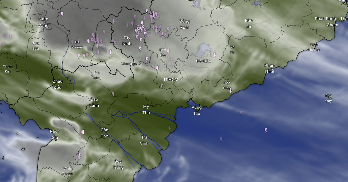 Khối mây dông đậm đen ở TP.HCM giáp Đồng Nai từ chiều đến tối gây dông lốc dữ dội