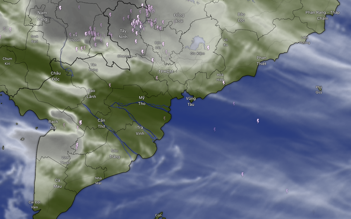 Khối mây dông đậm đen ở TP.HCM giáp Đồng Nai từ chiều đến tối gây dông lốc dữ dội