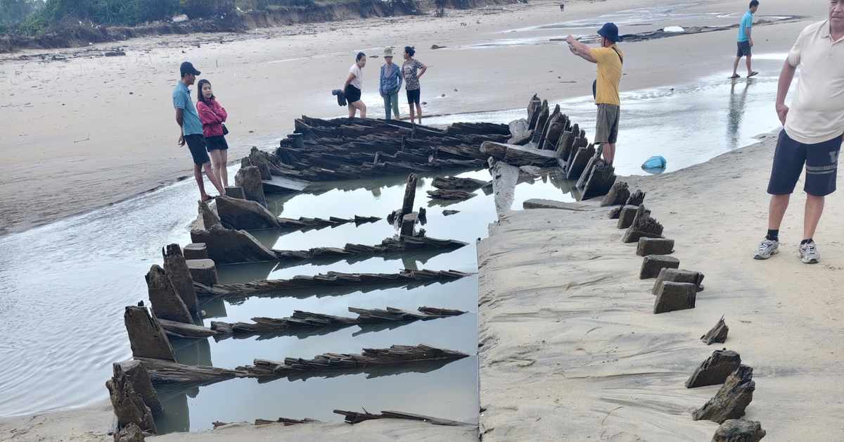 Người dân kéo đến xem tàu cổ nổi lên ở biển Hội An từ sáng sớm, lai lịch con tàu ra sao?