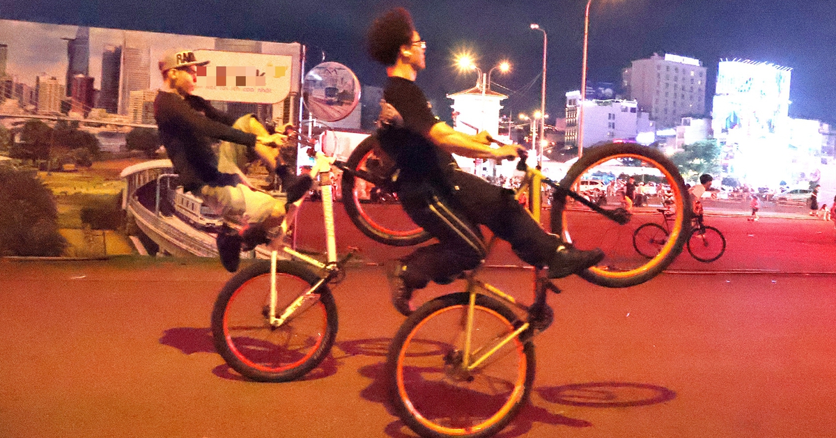 Xe đạp 'đại náo' đường phố, bốc đầu lạng lách ngay trung tâm TP.HCM