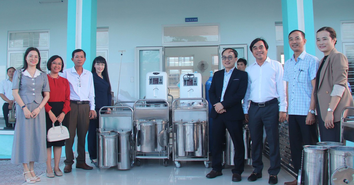 Hỗ trợ thiết bị, vật tư cho 3 trạm y tế vùng khó khăn ở Đà Nẵng